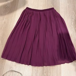 NWOT- Uniqlo Pleated Skirt